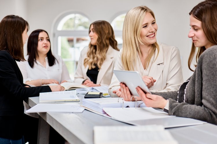 Fünf Frauen am Stehtisch