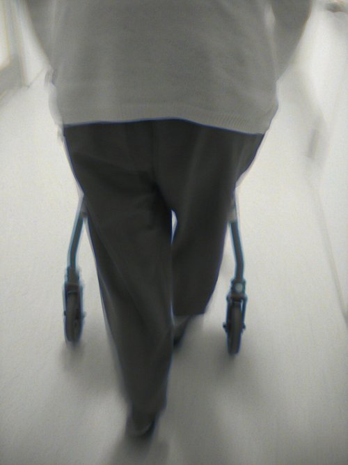 Älterer Mensch mit Rollator