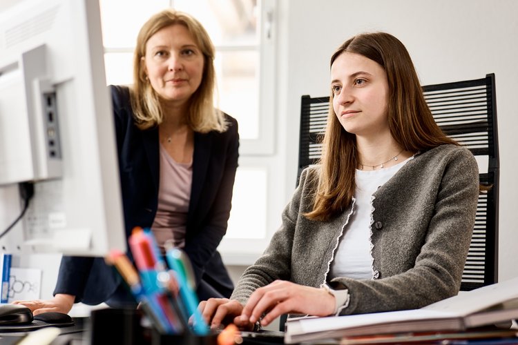 Zwei Frauen am Schreibtisch