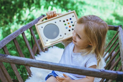 Ein Kind mit einem Hörbert-mp3-Player