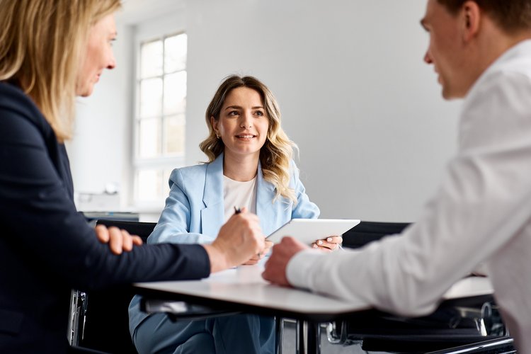 Zwei Frauen und ein Mann am Besprechungstisch