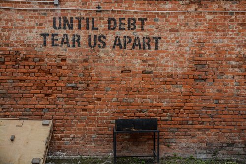 Backsteinmauer mit Text Until dept tear us apart