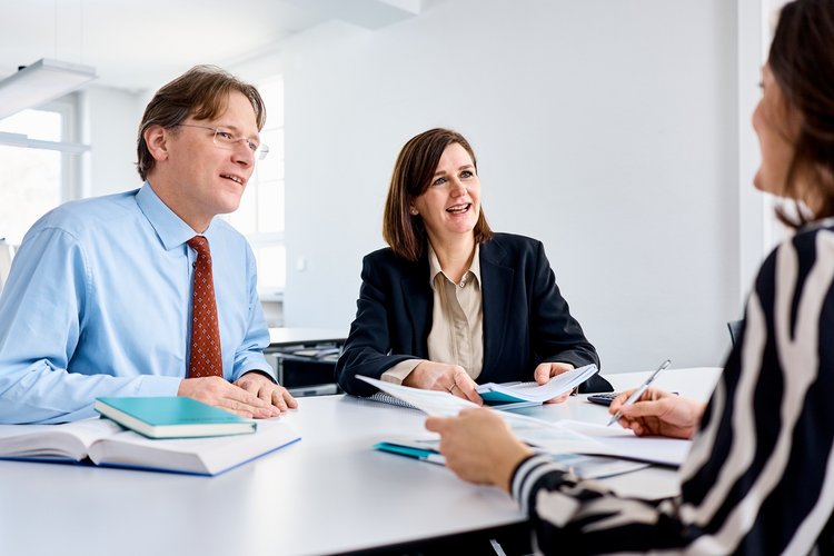 Zwei Frauen und ein Mann am Besprechungstisch