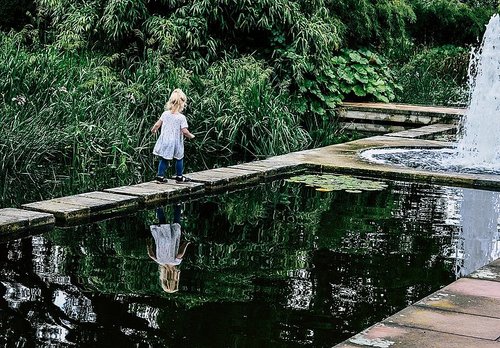 Handeln, bevor das Kind in Richtung Brunnen geht