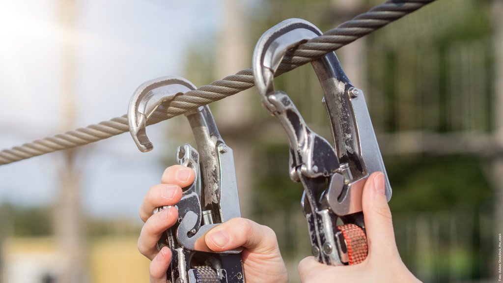 Absicherung mit zwei Karabiner am Drahtseil